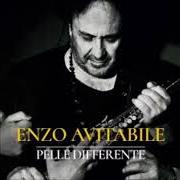Le texte musical STELLA DISSIDENTE de ENZO AVITABILE est également présent dans l'album Pelle differente (2018)