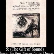 Le texte musical (THE GIFT OF SOUND) WHERE THE SUN NEVER GOES DOWN de DAVID BYRNE est également présent dans l'album Music for the knee plays (1985)