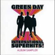 Le texte musical MACY'S DAY PARADE de GREEN DAY est également présent dans l'album International superhits! (2001)